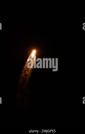 Cap Canaveral (États-Unis d'Amérique). 15 février 2024. Une fusée SpaceX Falcon 9 transportant l'atterrisseur lunaire Nova-C de machines intuitives s'envole dans le ciel nocturne depuis la rampe de lancement 39A au Kennedy Space Center, le 15 février 2024 à Cape Canaveral, en Floride. Il s'agit de la première mission commerciale sur la Lune pour le programme Artemis de la NASA. Crédit : Kim Shiflett/NASA/Alamy Live News Banque D'Images