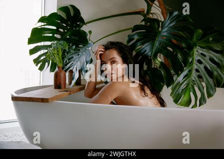 Portrait de jeune femme dans la baignoire ayant détente et procédure de soin de la peau Banque D'Images