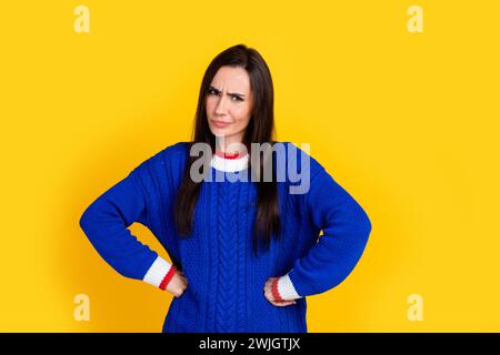 Portrait photo de la jeune jolie femme poings taille offensé boss agressif habillé bleu pull tricoté isolé sur fond de couleur jaune Banque D'Images