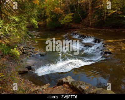 Une petite cascade à plusieurs étages sur la rivière chagrin dans la réserve South chagrin près de Cleveland, Ohio Banque D'Images