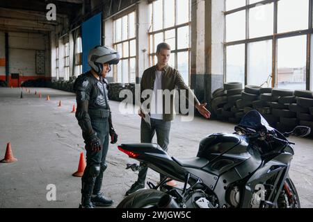 Première leçon de conduite à l'école de moto dans le motordrome couvert Banque D'Images