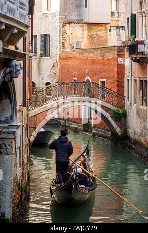 Charmant canal d'eau avec gondole, Venise, Vénétie, Italie Banque D'Images