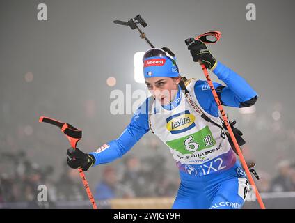 Lisa Vittozzi (ITA) participe à la course de relais mixte simple au Championnat du monde de biathlon à Nove Mesto na Morave, République tchèque, le 15 février 2024. (CTK photo/Lubos Pavlicek) Banque D'Images
