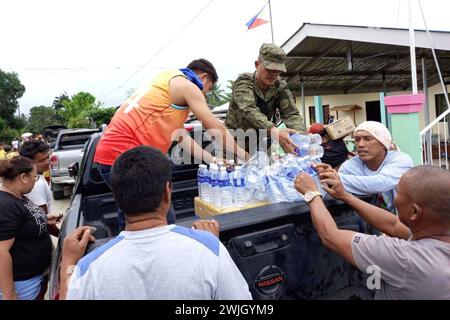 Davao de Oro, Philippines. 07 février 2024. Les intervenants d’urgence et les soldats philippins distribuent de l’aide aux victimes des inondations causées par des pluies massives qui ont provoqué des glissements de terrain, endommagé des maisons et tué au moins 22 personnes, le 7 février 2024 près de Davao de Oro, Mindanao, Philippines. Credit : Commandement de Mindanao oriental/Forces armées philippines/Alamy Live News Banque D'Images