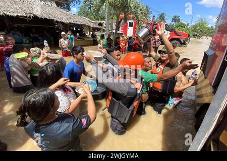 Davao de Oro, Philippines. 07 février 2024. Les intervenants d’urgence distribuent de l’aide aux victimes des inondations causées par des pluies massives qui ont provoqué des glissements de terrain, endommagé des maisons et tué au moins 22 personnes, 7 février 2024 près de Davao de Oro, Mindanao, Philippines. Credit : Commandement de Mindanao oriental/Forces armées philippines/Alamy Live News Banque D'Images