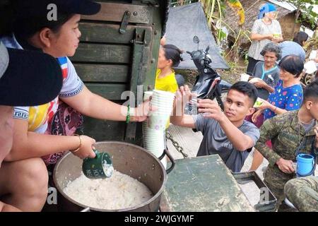 Davao de Oro, Philippines. 07 février 2024. Les intervenants d’urgence distribuent de l’aide aux victimes des inondations causées par des pluies massives qui ont provoqué des glissements de terrain, endommagé des maisons et tué au moins 22 personnes, 7 février 2024 près de Davao de Oro, Mindanao, Philippines. Credit : Commandement de Mindanao oriental/Forces armées philippines/Alamy Live News Banque D'Images