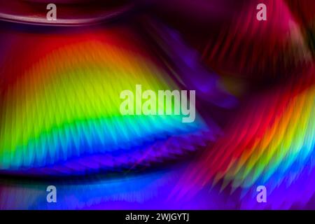 Photographie abstraite avec mouvement intentionnel de l'appareil photo, réflexion de la surface d'un disque DVD avec éclairage artistique Banque D'Images