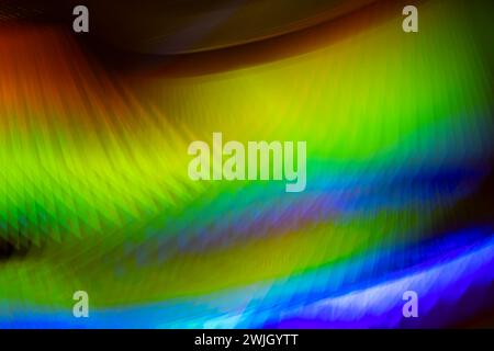 Photographie abstraite avec mouvement intentionnel de l'appareil photo, réflexion de la surface d'un disque DVD avec éclairage artistique Banque D'Images