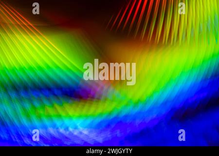 Photographie abstraite avec mouvement intentionnel de l'appareil photo, réflexion de la surface d'un disque DVD avec éclairage artistique Banque D'Images