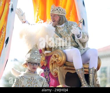 La Nouvelle-Orléans, États-Unis. 13 février 2024. Le Roi du Carnaval fait des vagues à la foule lors du Rex Parade on préparé Charles Avenue à la Nouvelle-Orléans, Louisiane le mardi 13 février 2023. (Photo de Peter G. Forest/SipaUSA) crédit : Sipa USA/Alamy Live News Banque D'Images