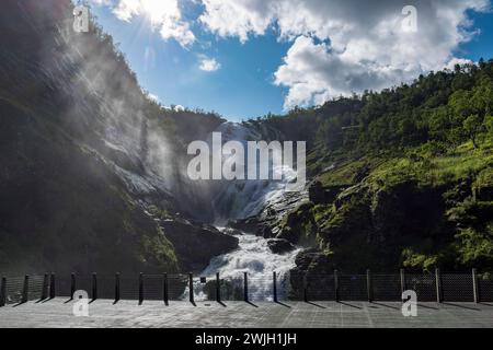 Les chutes de Kjosfossen sur la Flåmsbana (chemin de fer de Flåm) de Flåm à Myrdal. Banque D'Images