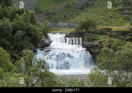 Cyclistes pont cosy au-dessus de la cascade de Kårdalsfossen, Norvège Banque D'Images