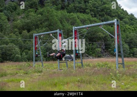 Le pilote termine la tyrolienne Flåm dans la vallée de Myrdal/Flåm, en Norvège. Banque D'Images