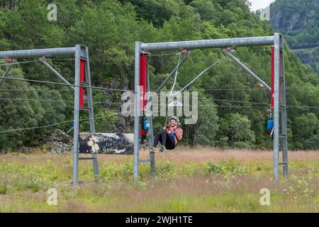 Le pilote termine la tyrolienne Flåm dans la vallée de Myrdal/Flåm, en Norvège. Banque D'Images