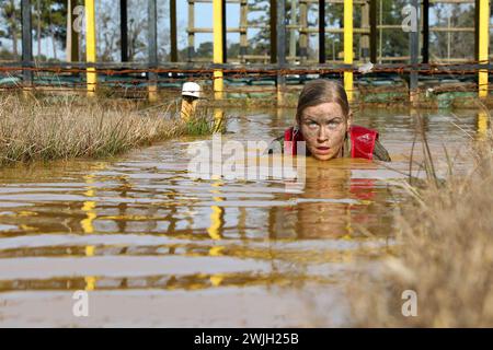 Fort Moore, Géorgie, États-Unis. 9 février 2024. Jamie Vanderschoot, quartier général et compagnie de quartier général, 1st Brigade, 98th Training Division (formation initiale) navigue sur le parcours d'obstacles du Ranger Malvesti lors de la compétition de meilleur guerrier de la 98th Training Division à Fort Moore, Géorgie du 8 au 11 février 2024. Vanderschoot a remporté le titre de soldat de l'année 2024 et participera à la 108e compétition meilleur guerrier/meilleure escouade du Commandement d'entraînement (IET) en mars. (Crédit image : © U.S. Army/ZUMA Press Wire) USAGE ÉDITORIAL SEULEMENT! Pas pour Commerc Banque D'Images