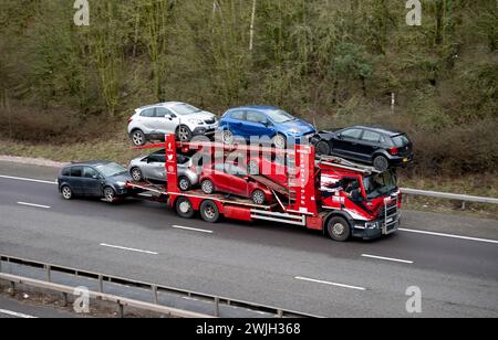 Charles Trent transporteur de voitures transportant des voitures endommagées sur l'autoroute M40, Warwickshire, Royaume-Uni Banque D'Images