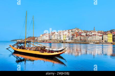 Portugal - vieille ville de Porto vue panoramique au bord de la rivière - Rabelo bateau tourisme dans le fleuve Douro, Porto. Banque D'Images
