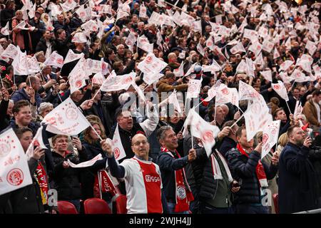 Amsterdam, pays-Bas. 15 février 2024. AMSTERDAM, PAYS-BAS - 15 FÉVRIER : les fans avec des drapeaux lors du match des Play offs de l'UEFA Europa Conference League opposant l'AFC Ajax et le FK Bodo/Glimt à la Johan Cruijff Arena le 15 février 2024 à Amsterdam, pays-Bas. (Photo de Ben Gal/Orange Pictures) crédit : Orange pics BV/Alamy Live News Banque D'Images