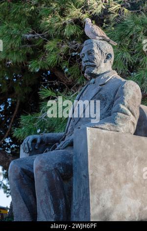 Statue de l'ancien premier ministre maltais Joseph Howard avec une colombe assise sur sa tête, Howard Gardens, Rabat, Malte Banque D'Images