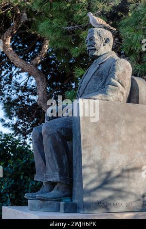 Statue de l'ancien premier ministre maltais Joseph Howard avec une colombe assise sur sa tête, Howard Gardens, Rabat, Malte Banque D'Images