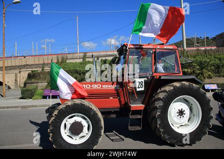 Les agriculteurs de la province de Salerne en procession avec leurs tracteurs arrivent dans la ville pour protester contre la politique agricole de l'Europe. Banque D'Images