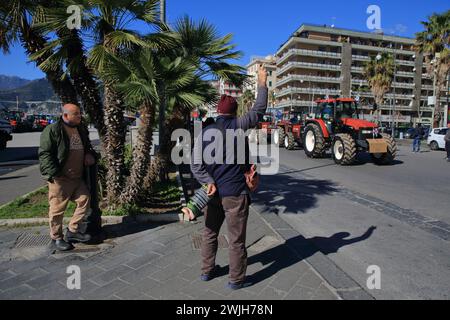 Les agriculteurs de la province de Salerne en procession avec leurs tracteurs arrivent dans la ville pour protester contre la politique agricole de l'Europe. Banque D'Images