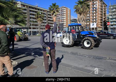 Les agriculteurs de la province de Salerne en procession avec leurs tracteurs arrivent dans la ville pour protester contre la politique agricole de l'Europe. Banque D'Images