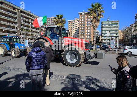 Les agriculteurs de la province de Salerne en procession avec leurs tracteurs arrivent dans la ville pour protester contre la politique agricole de l'Europe. Banque D'Images