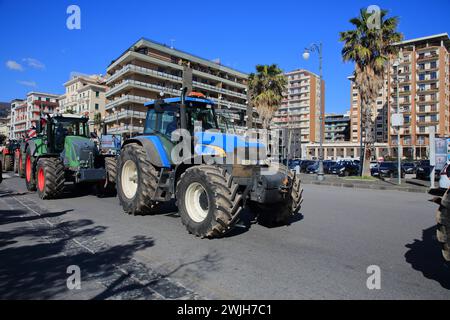 Les agriculteurs de la province de Salerne en procession avec leurs tracteurs arrivent dans la ville pour protester contre la politique agricole de l'Europe. Banque D'Images