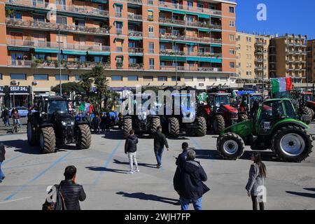 Les agriculteurs de la province de Salerne en procession avec leurs tracteurs arrivent dans la ville pour protester contre la politique agricole de l'Europe. Banque D'Images