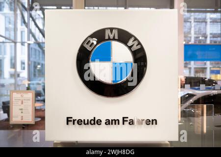 Bannières publicitaires BMW, salon automobile allemand de constructeur automobile, bureau de vente de BMW AG, signe de logo de société, signe de logo de marque d'entreprise ci-dessus Banque D'Images