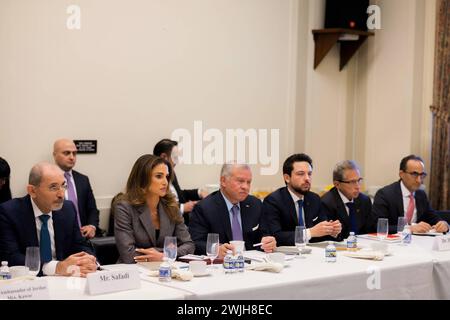 Le roi de Jordanie Abdallah II rencontre le président de la Chambre des représentants des États-Unis, le chef de la minorité démocratique le roi de Jordanie Abdallah II rencontre le président de la Chambre des représentants des États-Unis, le chef de la minorité démocratique, les commissions des services militaires et des affaires étrangères, et le sous-comité des crédits ouverts au Ministère des affaires étrangères, des opérations étrangères et des programmes connexes au sein du Conseil. Les réunions ont porté sur l'évolution de la situation à Gaza, Washington, Amérique, le 15 février 2024. Royal Hashemite court apaimages Washingt Banque D'Images