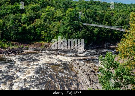 La chute Chaudière est une chute d'eau de 35 mètres de haut située à Lévis, au Québec, le long de la rivière Chaudière. Elle fait partie du parc régional des chutes-de-la-Chaudière Banque D'Images