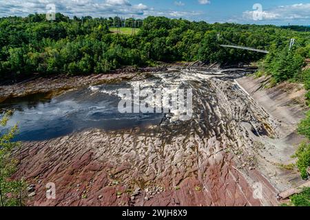 La chute Chaudière est une chute d'eau de 35 mètres de haut située à Lévis, au Québec, le long de la rivière Chaudière. Elle fait partie du parc régional des chutes-de-la-Chaudière Banque D'Images