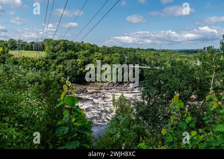 La chute Chaudière est une chute d'eau de 35 mètres de haut située à Lévis, au Québec, le long de la rivière Chaudière. Elle fait partie du parc régional des chutes-de-la-Chaudière Banque D'Images