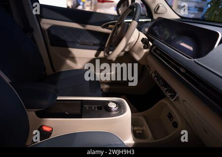 Intérieur, voiture électrique de cockpit ora bon Cat dans la salle d'exposition, EV Great Wall Motors, technologie et innovation dans l'industrie automobile, véhicule environnemental Banque D'Images