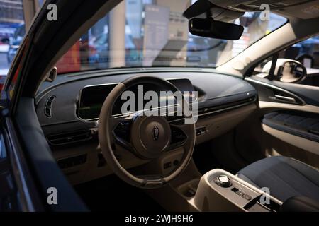 Intérieur, voiture électrique de cockpit ora bon Cat dans la salle d'exposition, EV Great Wall Motors, technologie et innovation dans l'industrie automobile, véhicule environnemental Banque D'Images