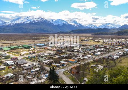 Vue aérienne de Villa O'Higgins, dans le sud de la Patagonie chilienne, à la fin de la populaire Carretera Austral / Ruta 7 Banque D'Images