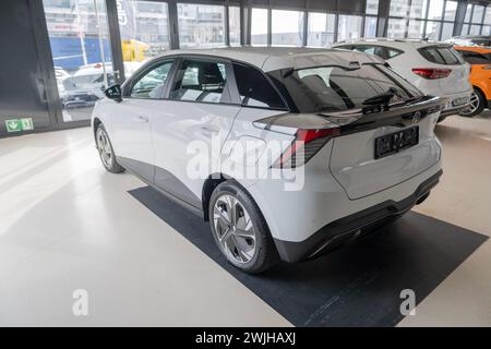 Nouvelle voiture blanche MG4 Electric, Motor UK Limited Nanjing, automobile de haute performance dans la salle d'exposition, développement durable EV, innovation Automotive indus Banque D'Images