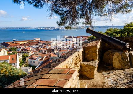 Paysage urbain, ville historique de Lisbonne et vue sur le Tage depuis le château de São Jorge, fortifications de Castelo de São Jorge, quartier Santa Maria Maior, Lisbonne, Banque D'Images