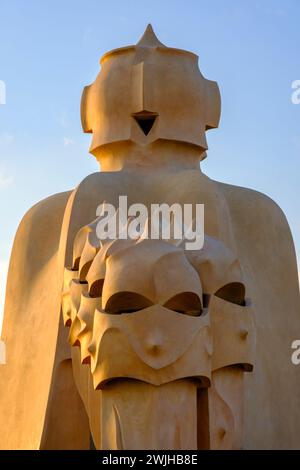 Casa Milà, la Pedrera, détails extérieurs des cheminées sur le toit et des évents au coucher du soleil, architecture moderniste par Antoni Gaudí, Barcelone, Espagne Banque D'Images