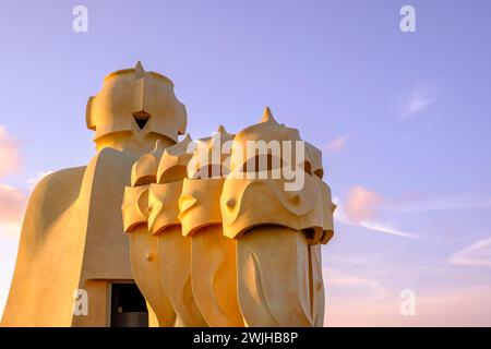 Casa Milà, la Pedrera, détails extérieurs des cheminées sur le toit et des évents au coucher du soleil, architecture moderniste par Antoni Gaudí, Barcelone, Espagne Banque D'Images