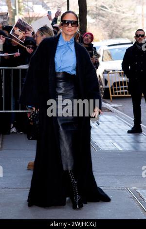 Jennifer Lopez BEI der Ankunft zur Aufzeichnung der ABC Talkshow The View in den ABC Studio. New York, 15.02.2024 *** Jennifer Lopez arrive pour l'enregistrement de l'émission The View au Studio ABC New York, 15 02 2024 Foto:xB.xHinex/xFuturexImagex lopez 4201 Banque D'Images