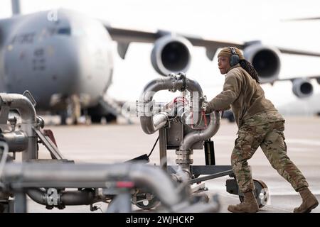 Le 31 janvier 2024 - Ramstein Air base, Rheinland-Pfalz, Allemagne - le Sgt Tritobia Cash, superviseur de la distribution de carburants du 86th Logistic Readiness Squadron, emballe un système de ravitaillement en pantographe après avoir terminé un travail de ravitaillement à la base aérienne de Ramstein, Allemagne, en janvier. 31, 2024. Le système de carburants dans le sol a permis à Cash de pomper les avions près de 32 000 gallons de réservoir par elle-même, évitant au 86th LRS d'avoir besoin d'envoyer plusieurs camions de carburant et aviateurs pour accomplir le travail. (Crédit image : © U.S. Air Force/ZUMA Press Wire) USAGE ÉDITORIAL SEULEMENT! Non destiné à UN USAGE commercial ! Banque D'Images