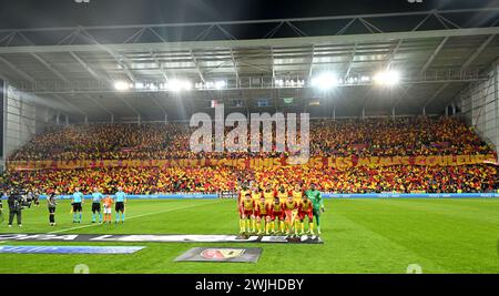 Lens, France. 15 février 2024. Playes of Lens pose pour une photo d'équipe lors du match de première manche de l'UEFA Europa League de la saison 2023-2024 entre le Racing Club de Lens et le SC Freiburg le 15 février 2024 à Lens, France. (Photo de David Catry/Isosport) crédit : Sportpix/Alamy Live News Banque D'Images