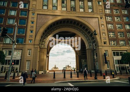 Regardant l'arche à Rowes Wharf, à Boston, Massachusetts, usa - 2 septembre 2023. Photo de haute qualité Banque D'Images