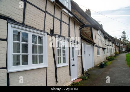 Wendover, Buckinghamshire, Royaume-Uni. 15 février 2024. Une rangée de jolis cottages de chaume en terrasse à Wendover. Les prix des logements devraient à nouveau augmenter en 2024. Crédit : Maureen McLean/Alamy Banque D'Images