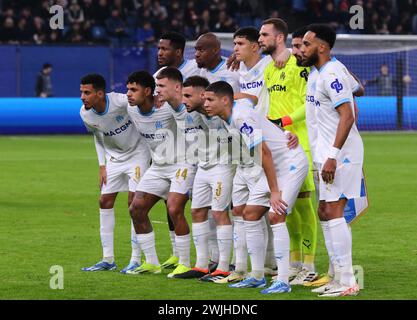 Hambourg, Allemagne - 15 février 2024 : des joueurs marseillais posent pour une photo de groupe avant le match de l'UEFA Europa League contre Shakhtar Donetsk au Volksparkstadion à Hambourg, en Allemagne Banque D'Images