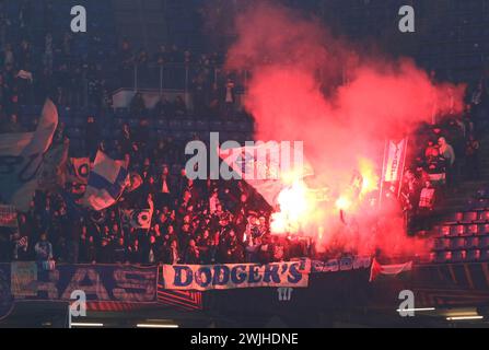 Hambourg, Allemagne - 15 février 2024 : les supporters marseillais brûlent des fusées éclairantes et montrent leur soutien lors du match de l'UEFA Europa League contre Shakhtar Donetsk au Volksparkstadion de Hambourg, en Allemagne Banque D'Images