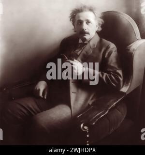 Albert Einstein (1879-1955), lauréat du prix Nobel de physique 1921, assis avec sa pipe en 1921. Banque D'Images